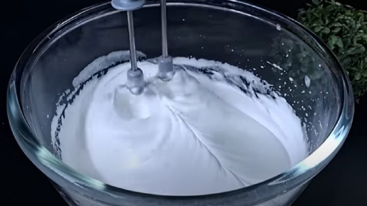 Kardinálův řez s borůvkovým džemem