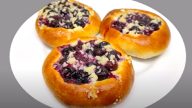 Koláče s borůvkami z kynutého těsta