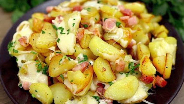 Brambory se slaninou, sýrem a petrželkou