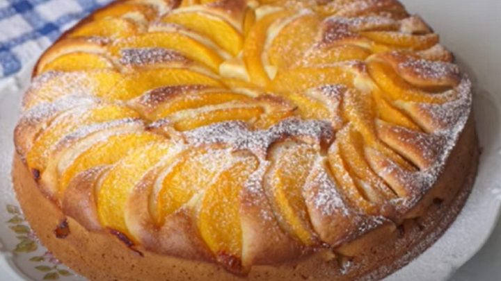 Rychlý broskvový koláč se smetanou