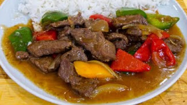 Hovězí kousky s paprikou a cibulí