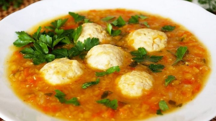 Hustá polévka z červené čočky s knedlíčky