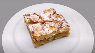 Klasická žemlovka s jablky a skořicí