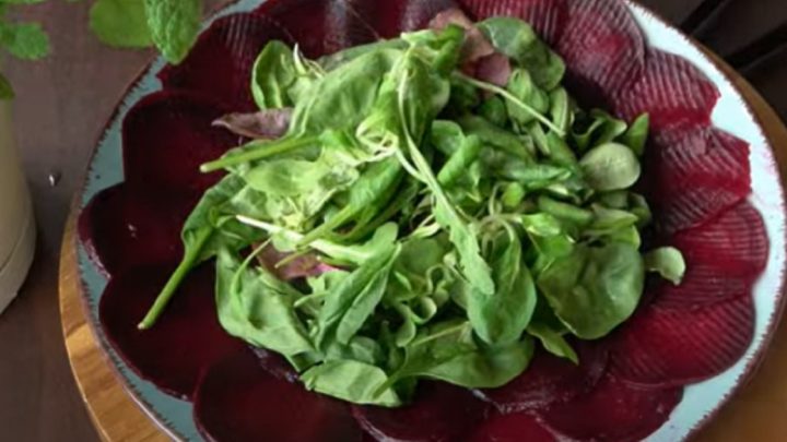 Carpaccio z řepy se salátem a fetou