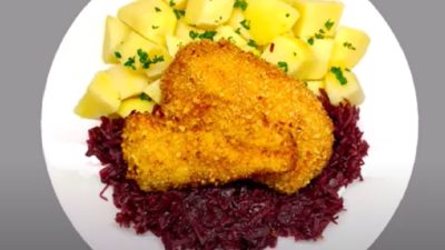 Řízek s červeným zelím a brambory