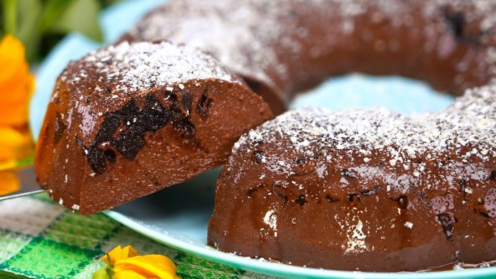 Rychlá nepečená bábovka se švestkami