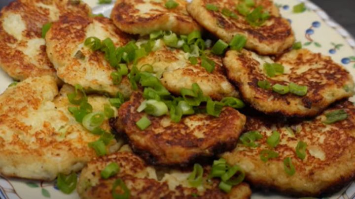 Smažené květákové placičky s jarní cibulkou