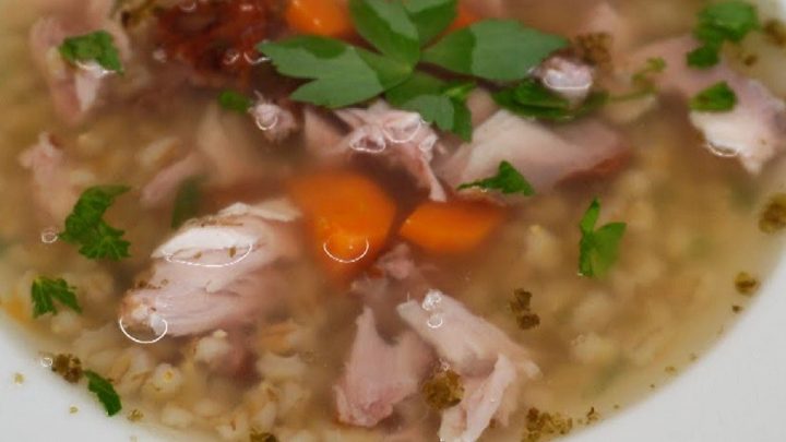 Uzená polévka s kroupami a zeleninou