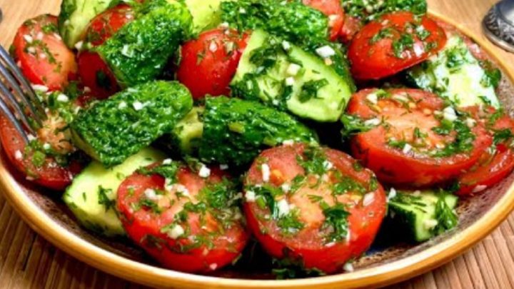 Zeleninový salát s česnekem a bylinkami