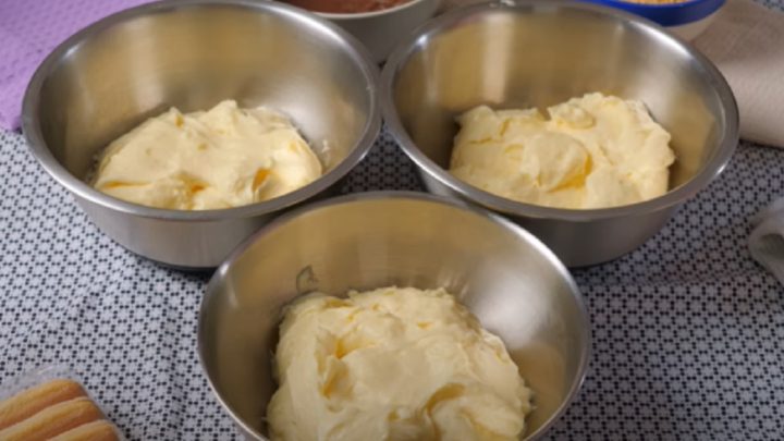 Nepečené piškotové řezy se 3 druhy krému