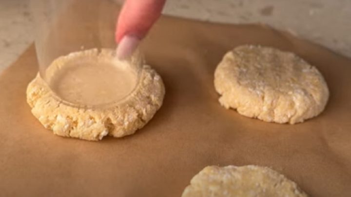 Koláčky bez cukru s tvarohem a třešněmi