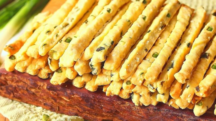 Tyčinky s jarní cibulkou a sezamem