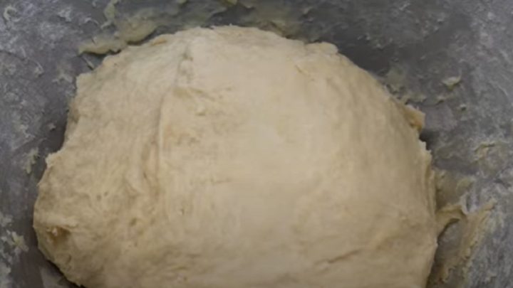 Housky s kmínem z kynutého těsta