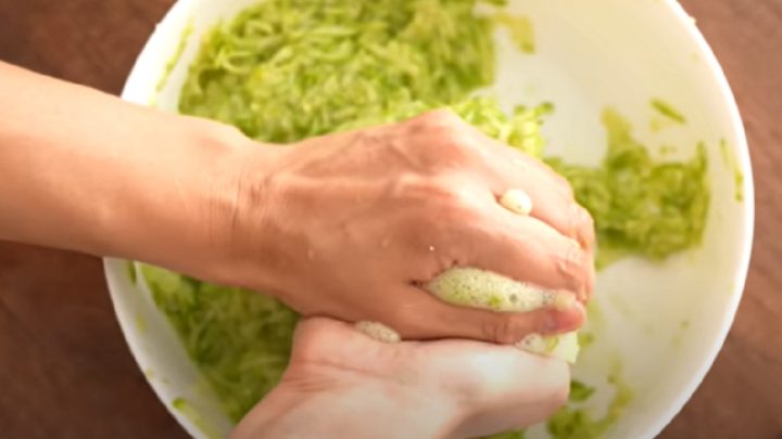 Rychlá cuketová roláda se sýrem a rajčaty