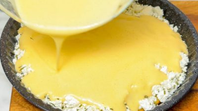 Rychlý koláč s tvarohem a sušenou cibulkou