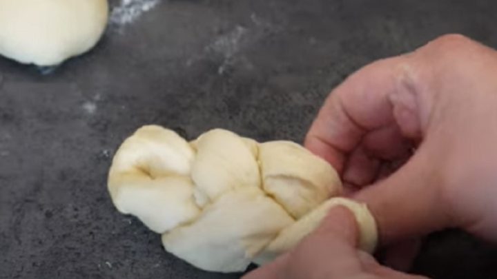 Housky s kmínem z kynutého těsta