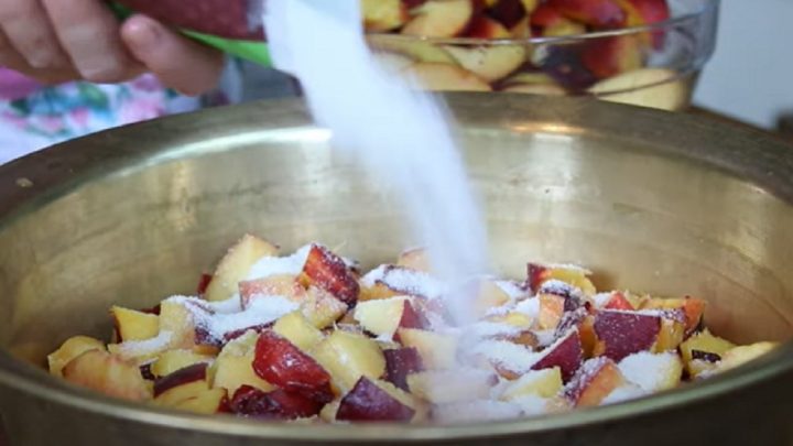 Broskvový džem s kousky ovoce