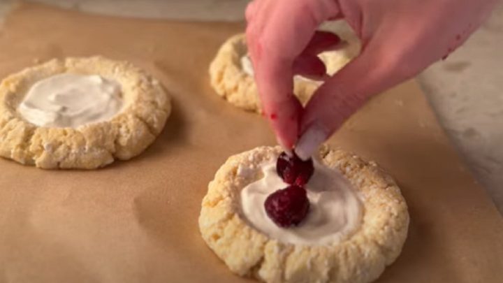 Koláčky bez cukru s tvarohem a třešněmi