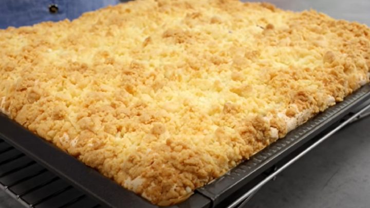 Broskvový koláč s drobenkou a krémem