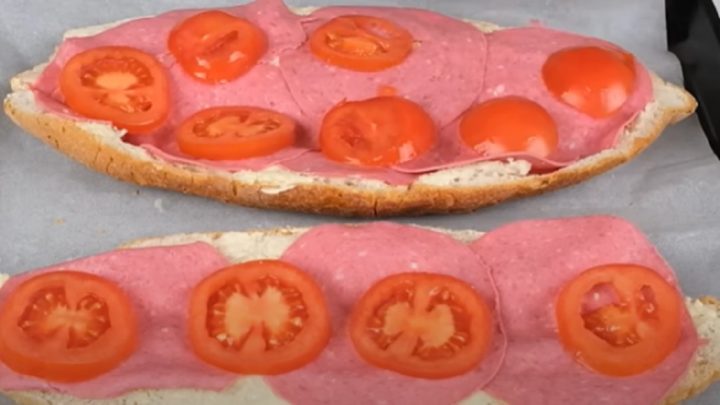 Zapečený chléb s klobásou a rajčaty