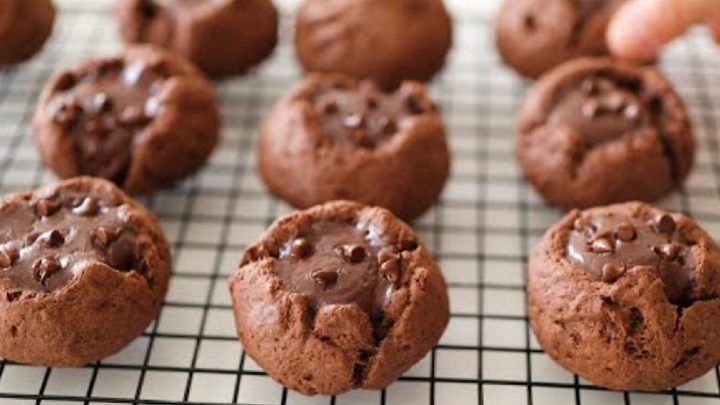 Plněné čokoládové sušenky se zdobením