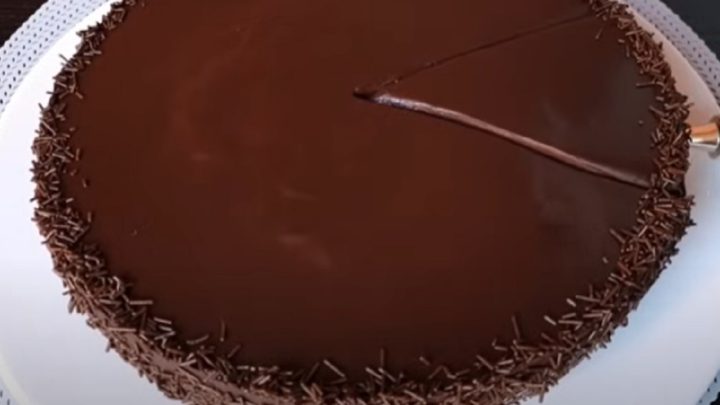 Lžičkový kakaový dort s čokoládou