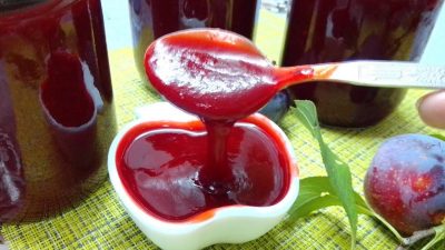 Švestkový kečup s česnekem a kari