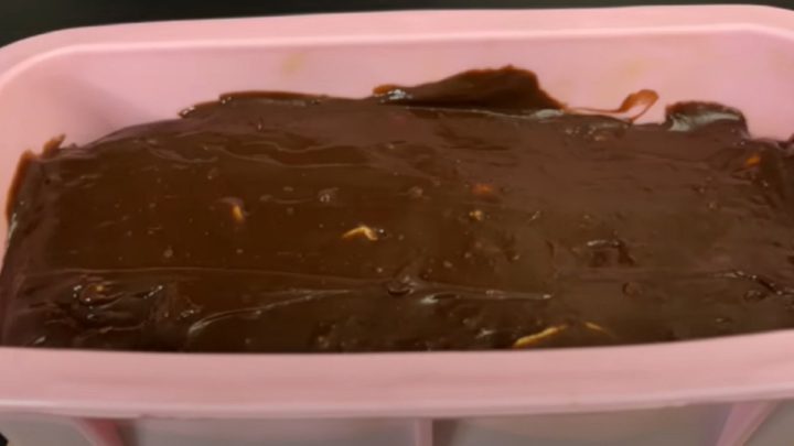 Nepečený kakaový chlebíček s arašídy