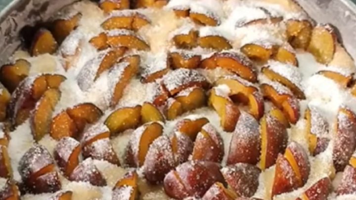 Vláčný švestkový koláč se skořicí