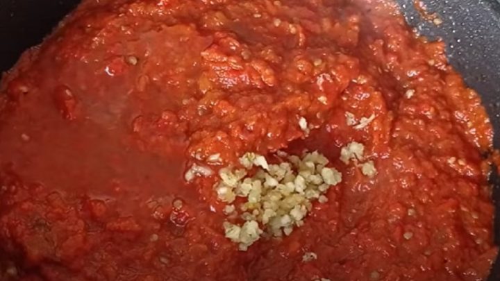 Domácí ajvar z pečených paprik a lilku