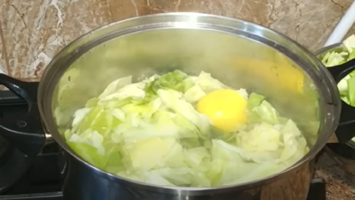 Mladé zelí s vejci a jarní cibulkou