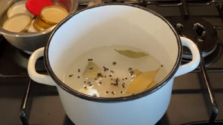 Marinovaný česnek na zimu s bokovým listem