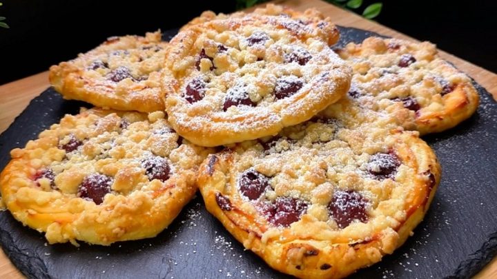 Koláče z listového těsta s višněmi