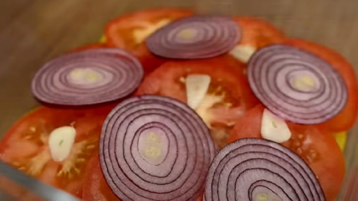 Salát do krabičky s rajčaty a cibulí