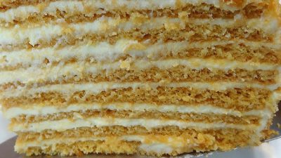 Vláčný domácí medovník s jemným krémem