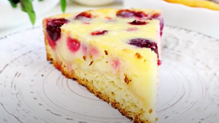 Višňový koláč se zakysanou smetanou