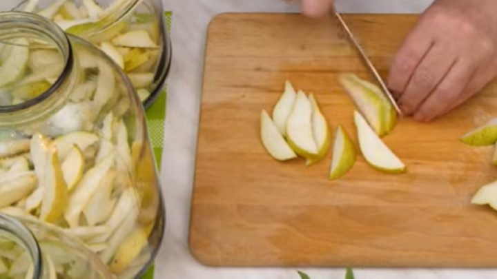 Hruškový kompot s citronem a bylinkami