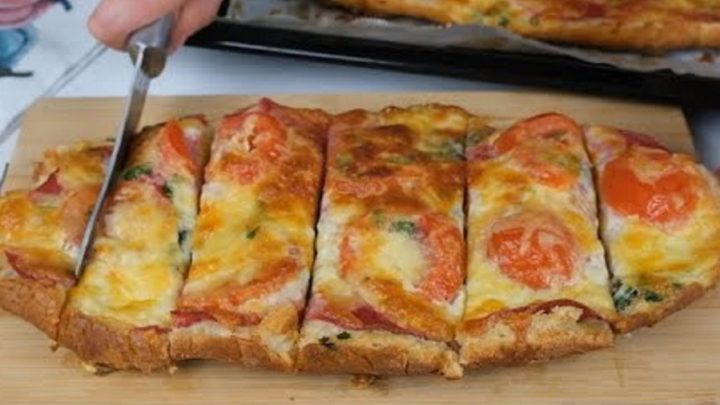 Zapečený chléb s klobásou a rajčaty