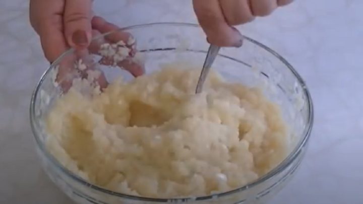 Česneková pasta se solí a olejem