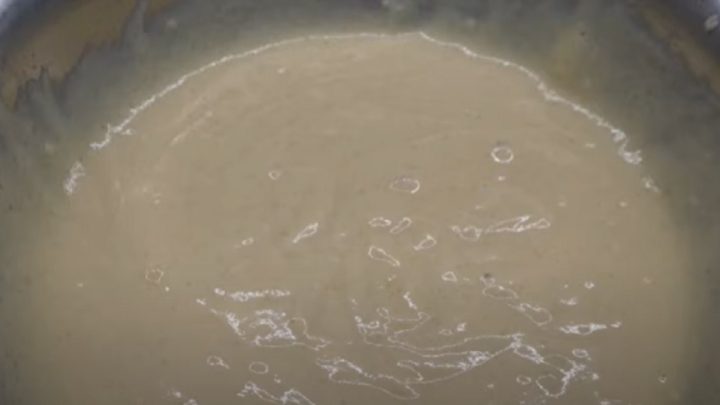 Buchta s rybízem a drobenkou