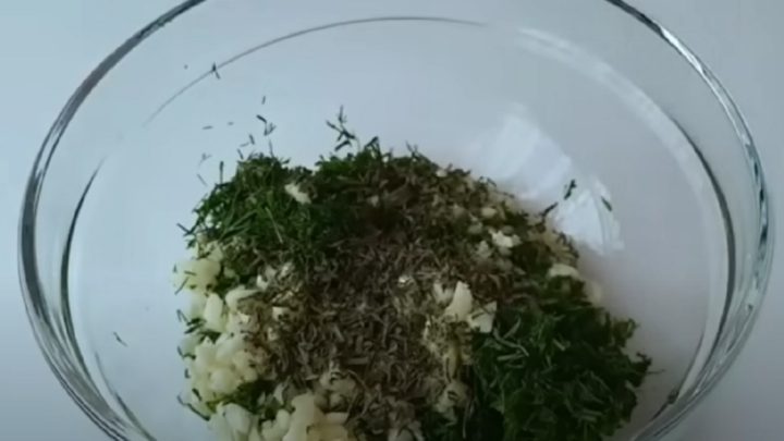 Rajčata s bylinkami a česnekem