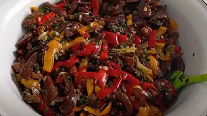 Paprikový salát s lilkem a česnekem