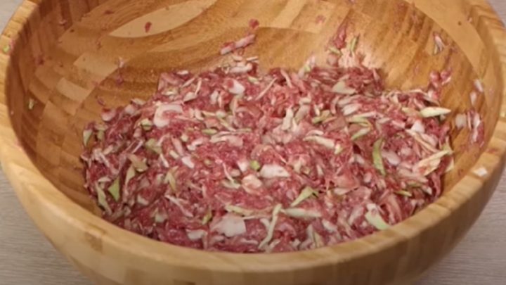 Zapečené karbanátky se sýrem a zelím