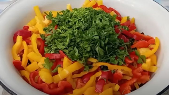 Paprikový salát s lilkem a česnekem