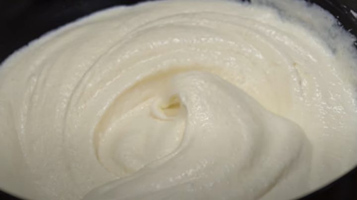 Vláčný koláč s tvarohem a višněmi