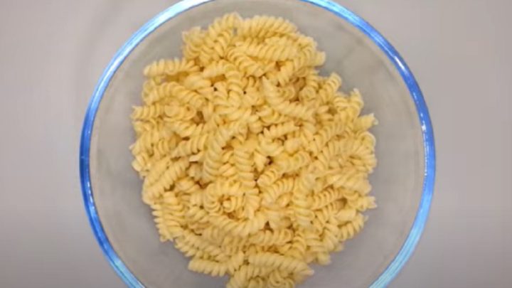 Rychlý těstovinový salát se šunkou a olivami