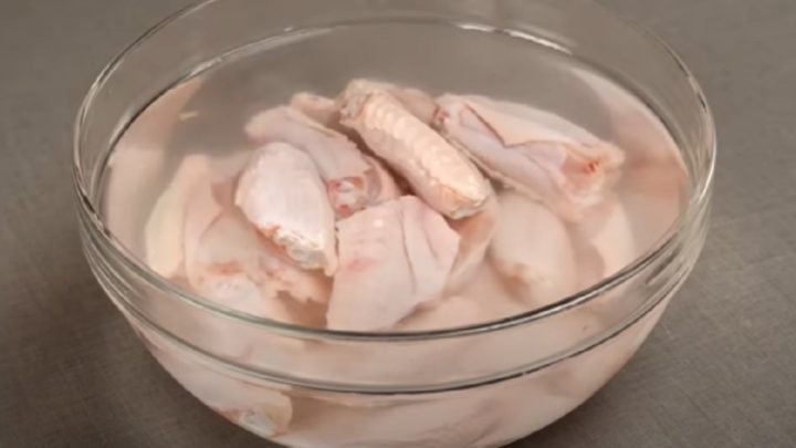 Křidélka ve sladkokyselé omáčce