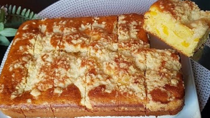 Buchta s broskvemi a drobenkou