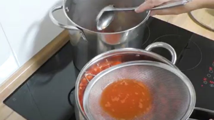 Domácí rajčatový protlak ze 3 ingrediencí