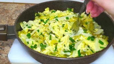 Mladé zelí s vejci a jarní cibulkou